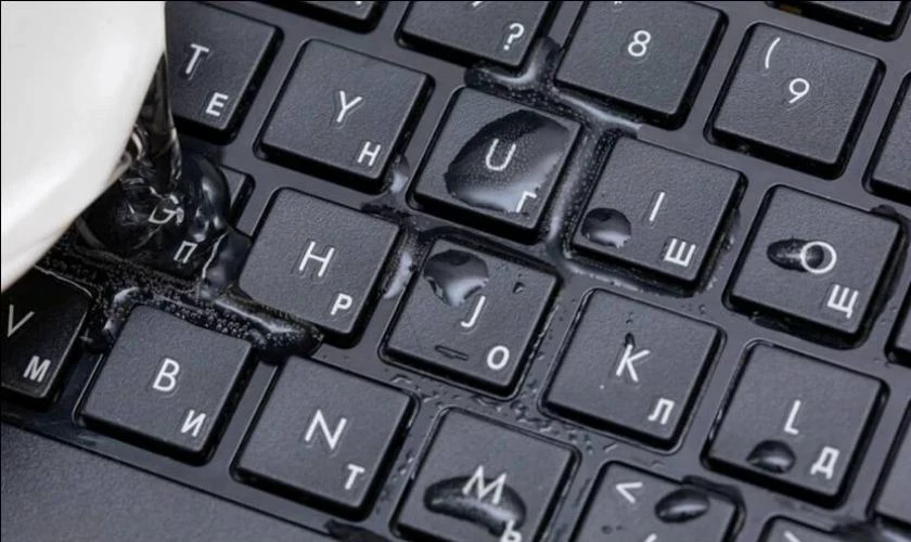 Rút điện khi laptop bị nước đổ vào