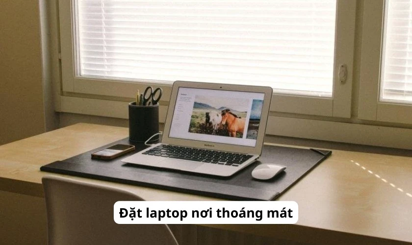 Đặt laptop ở nơi thoáng mát, tránh bị treo logo
