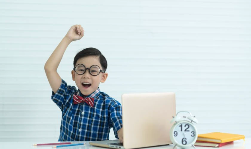 Mua laptop mới hay laptop cũ cho học sinh cấp 2?