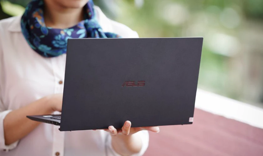 Tiêu chí chọn laptop cho sinh viên báo chí