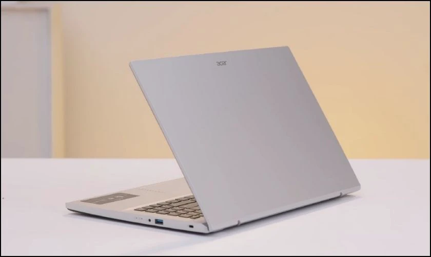 Laptop cho sinh viên du lịch
