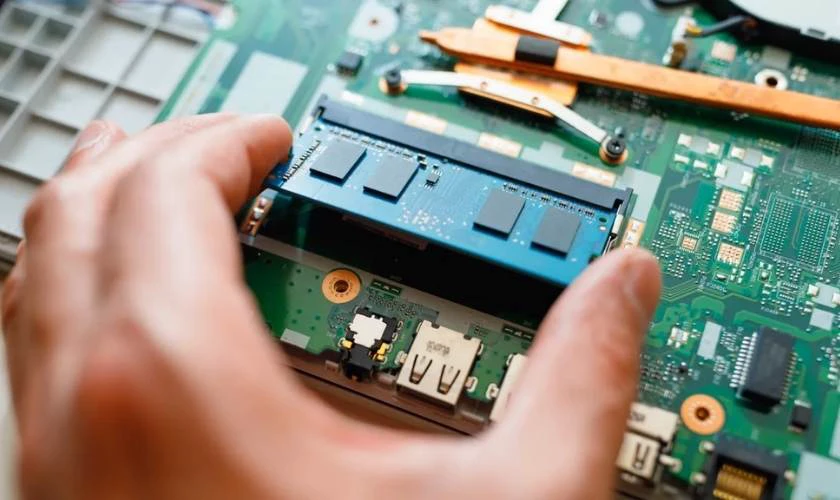 RAM tối thiểu 8GB, tốt nhất là 16GB