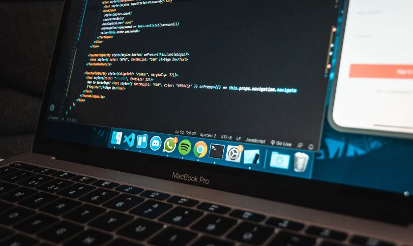 Lưu ý khi mua laptop cho sinh viên lập trình IT