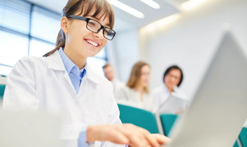 Laptop cho sinh viên y khoa mua máy cũ được không?