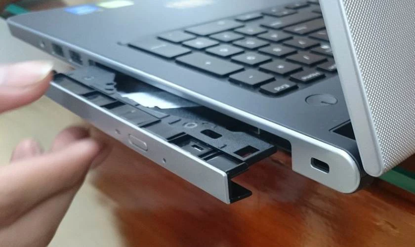 Lưu ý khi chọn mua và sử dụng laptop có ổ đĩa CD