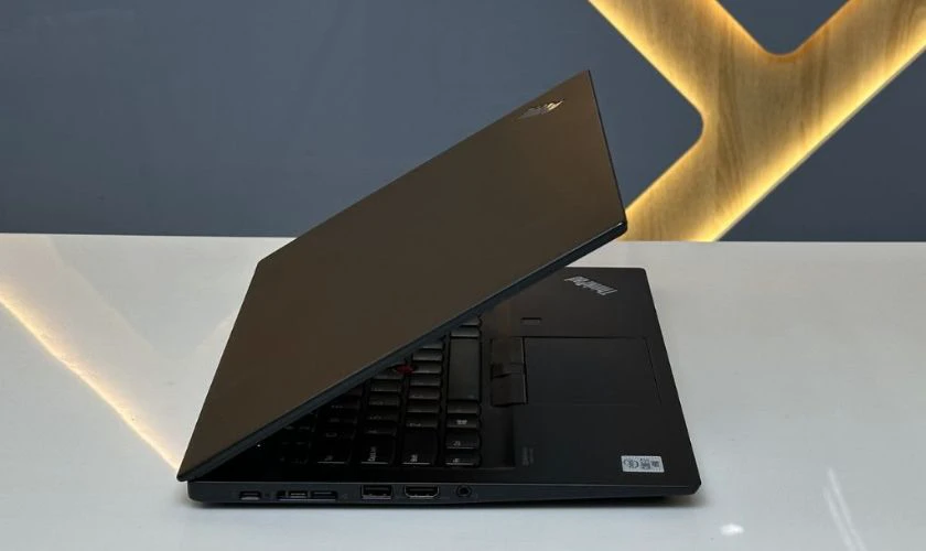 Lenovo ThinkPad T14s Gen 2 - Giá khoảng 11.000.000đ