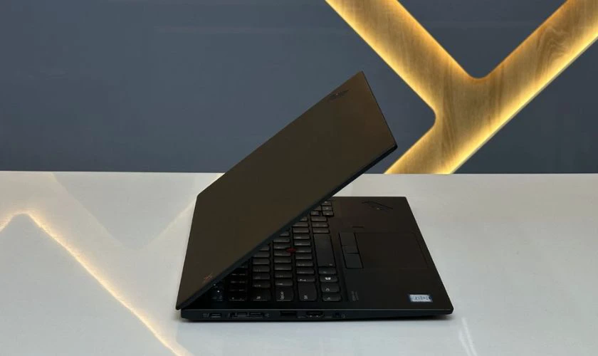 ThinkPad X1 Carbon Gen 8 là mẫu laptop thuộc phân khúc cao cấp
