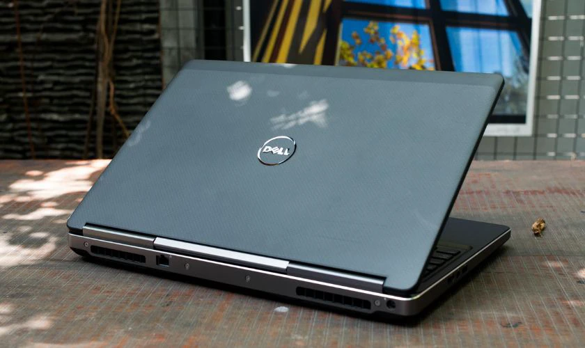 Dell Precision 7510 còn có thiết kế cực kỳ bền b