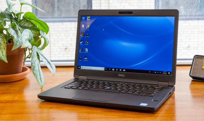 Latitude 5490 còn ghi điểm với thiết kế chắc chắn