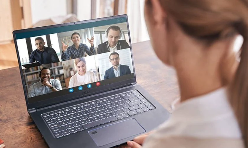 Có webcam và micro để học online