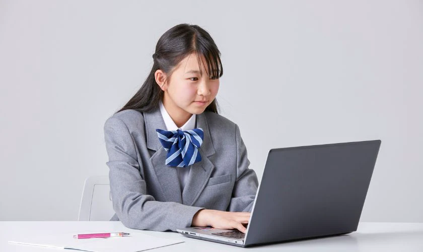 Cách sử dụng laptop an toàn dành cho học sinh cấp 3