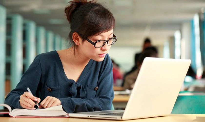 Laptop dành cho học sinh cấp 3 dưới 10 triệu nên mua cũ hay mới