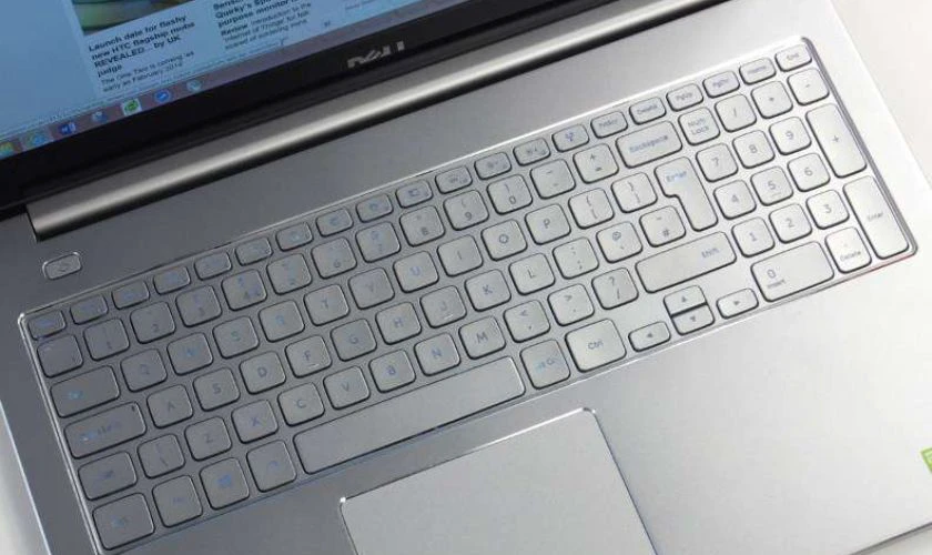 Laptop DELL có bàn phím số bên phải phù hợp với đối tượng nào?