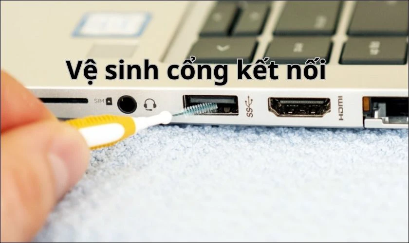 Kiểm tra và vệ sinh cổng kết nối nếu bạn dùng chuột ngoài