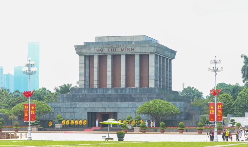 Tham quan di tích lịch sử