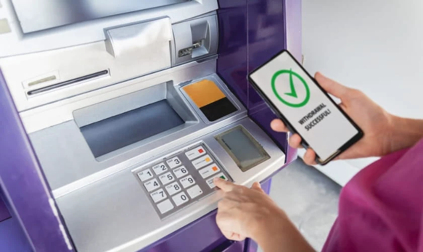 Ưu tiên sử dụng dịch vụ ngân hàng điện tử và cây ATM