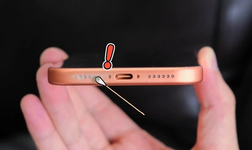 Loa iPhone 17 Pro Max bị rè do bụi bẩn bám vào