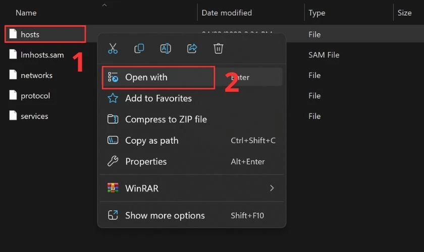 Bấm chọn vào file hosts rồi nhấn chuột phải và chọn Open with