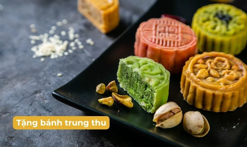 Món quà không thể thiếu trong dịp tết Đoàn Viên là bánh Trung Thu