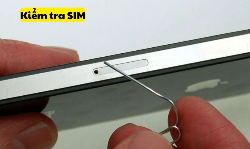Kiểm tra và vệ sinh SIM để khắc phục lỗi iPhone không nhận SIM