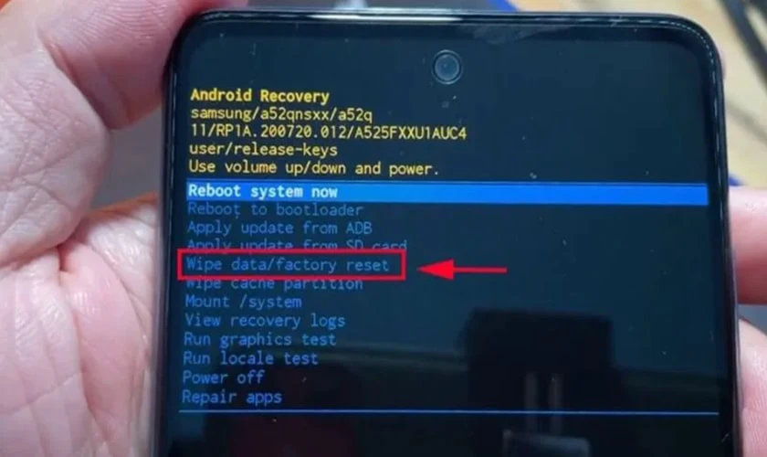 Chọn Wipe data/factory reset