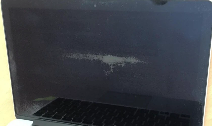 Lỗi màn hình MacBook Pro 2017 bị bong lớp chống loá