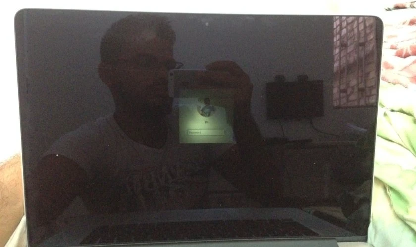 Lỗi màn hình MacBook Pro 2017 không sáng đèn