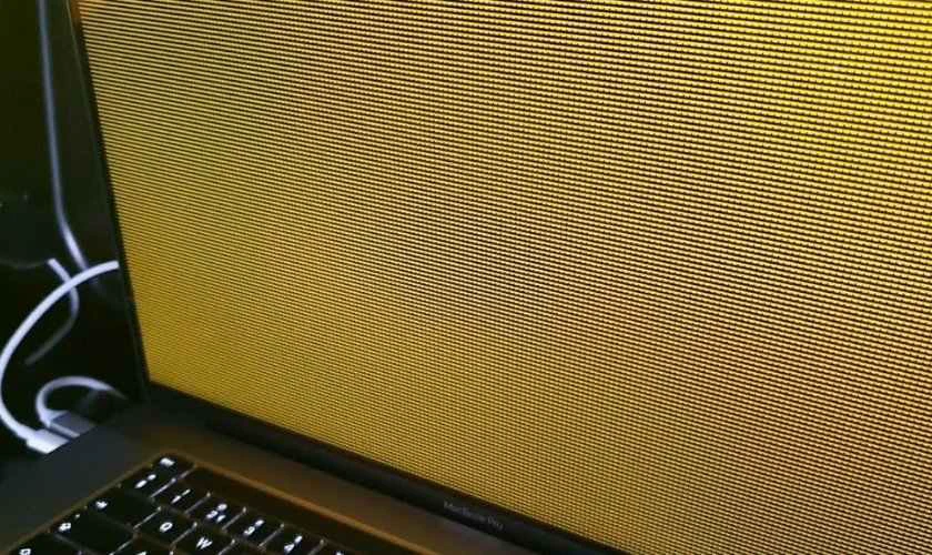 Lỗi màn hình MacBook Pro 2017 bị ám vàng