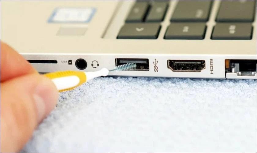 Vệ sinh cổng kết nối và bộ sạc tránh lỗi pin Laptop 0 available plugged in