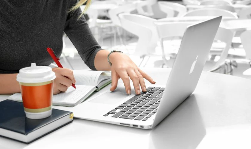 Lưu ý khi mua MacBook cho sinh viên kinh tế