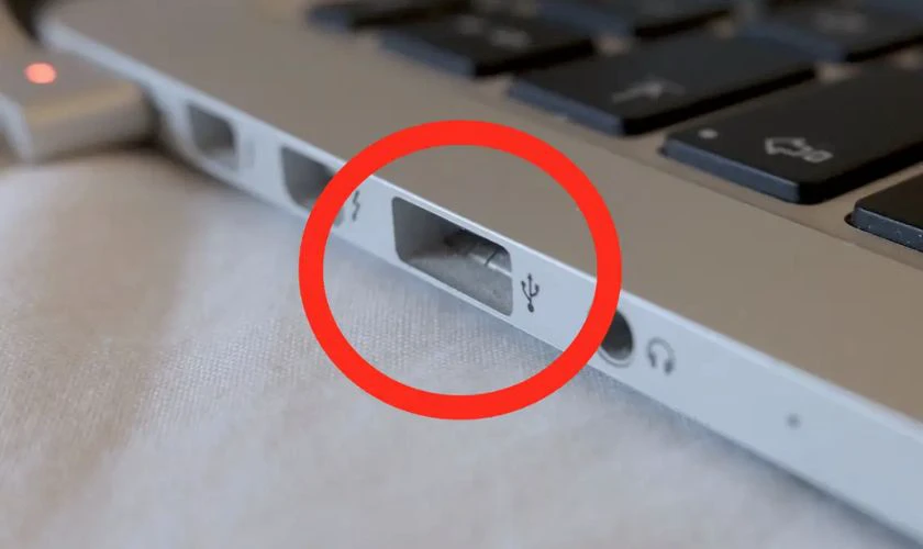 Cổng USB của MacBook bị khóa khiến máy không nhận bàn phím rời