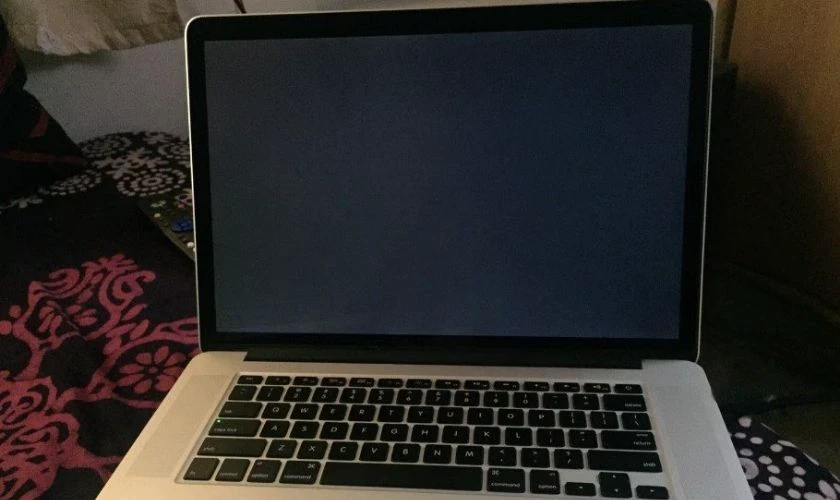 MacBook Pro bị lỗi cáp màn hình - Màn hình tối đen nhưng máy vẫn đang hoạt động