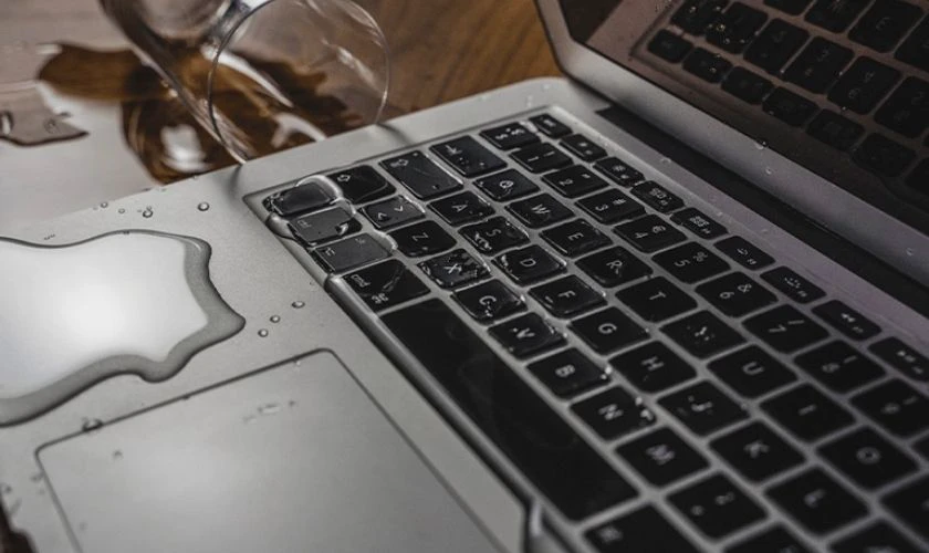 Môi trường ẩm ướt hoặc nước xâm nhập gây hỏng cáp màn hình