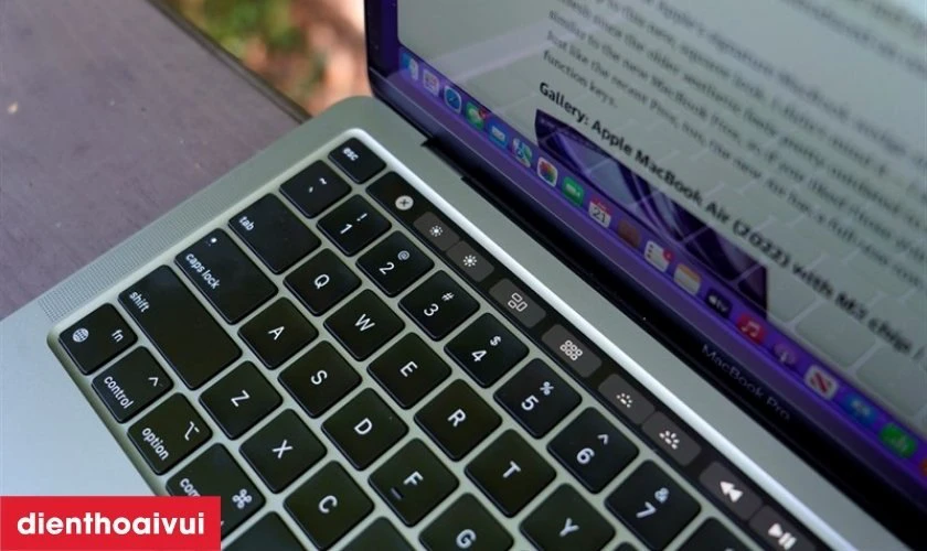 Bàn phím Magic Keyboard và Touch Bar tiện lợi