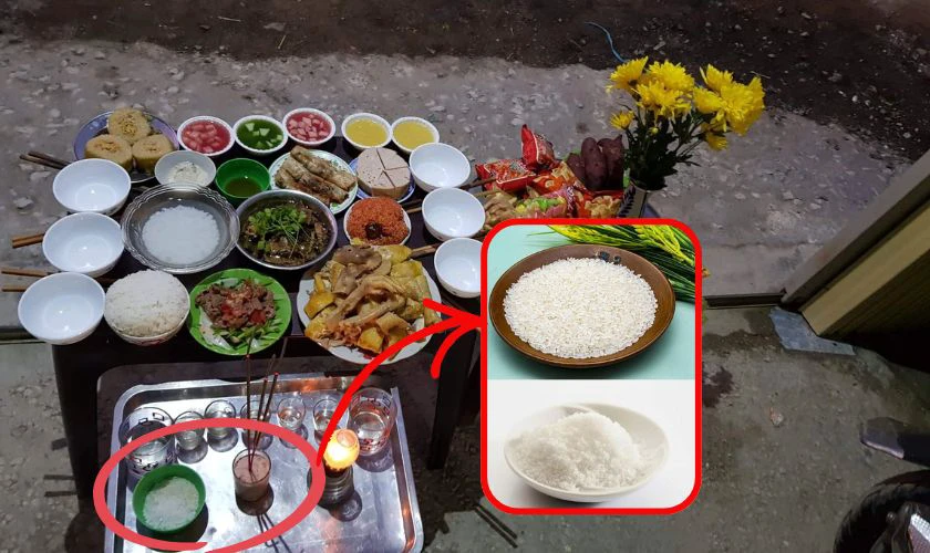 Gạo và muối thường được chuẩn bị trong mâm cúng giao thừa ngoài trời