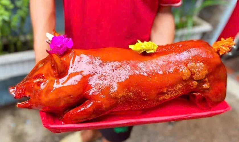 Heo quay hoặc thịt quay là lễ vật mặn thường thấy trong mâm cúng Thần Tài