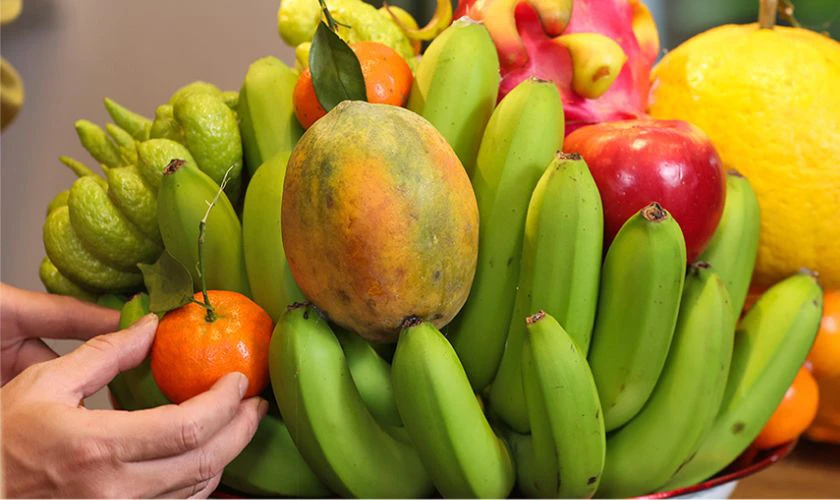 Sắp xếp các loại quả còn lại xung quanh