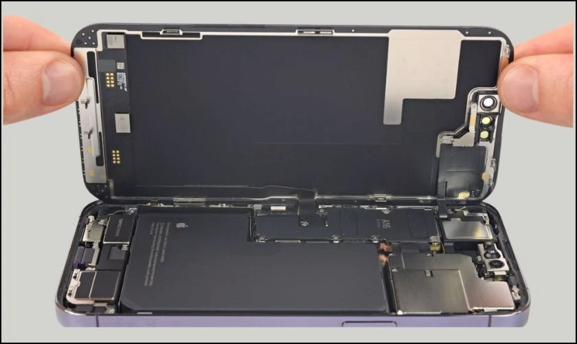 Màn hình iPhone 14 bị vàng có nên thay màn