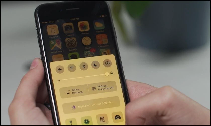 Tại sao màn hình iPhone 14 bị vàng