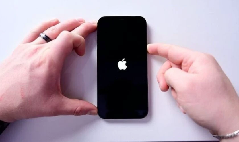 Cách khắc phục màn hình iPhone 14 Pro bị liệt cảm ứng - Khởi động lại