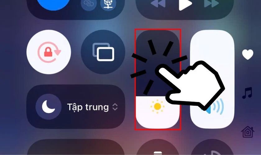 Mở Trung tâm điều khiển, nhấn giữ thanh điều chỉnh Độ sáng