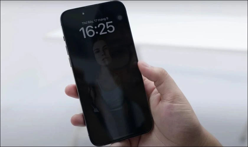 Màn hình iPhone 15 Pro Max không tắt hẳn là tình trạng gì?