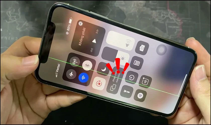 Màn hình iPhone bị sọc xanh trắng: Khi nào cần thay màn hình?