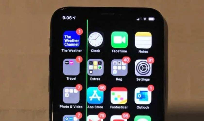 Tại sao màn hình iPhone bị sọc xanh trắng?