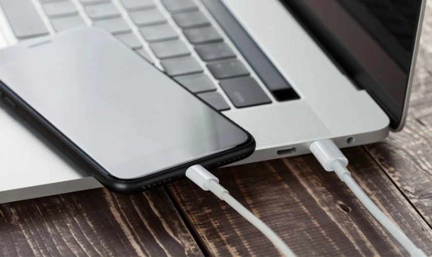 Kết nối iPhone với máy tính thông qua cáp Lightning/USB-C