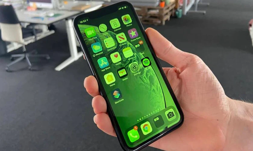 Dấu hiệu nhận biết khi nào màn hình iPhone bị vệt xanh lá cây