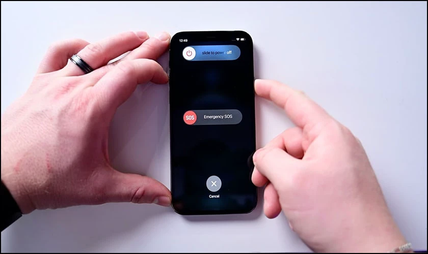 Sửa màn hình iPhone bị vệt xanh bằng khởi động lại thiết bị