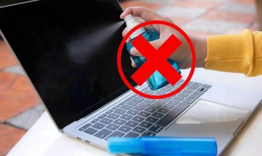 Không nên tự ý tháo gỡ laptop để vệ sinh màn hình bị mốc tại nhà