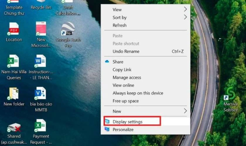 Nhấp chuột phải vào màn hình desktop và chọn Display settings