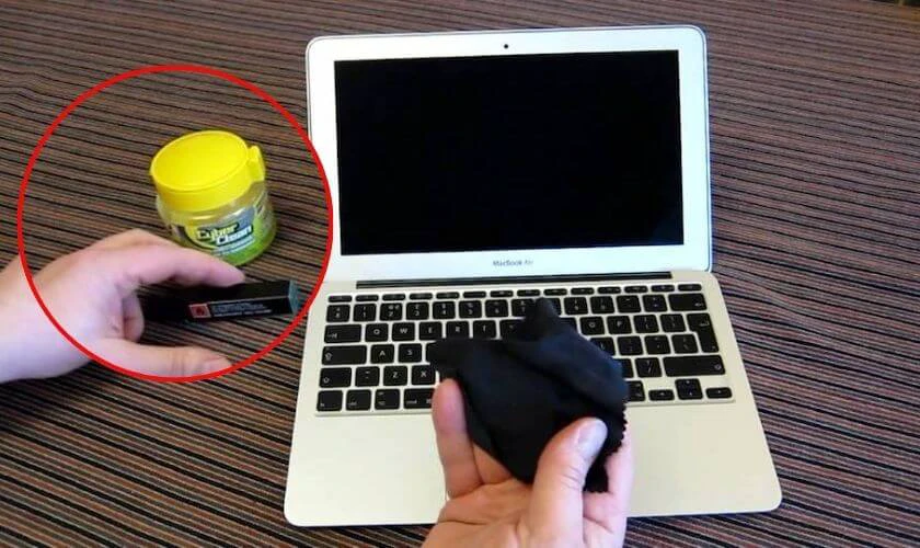 Hướng dẫn cách xử lý vết trầy xước màn hình laptop tại nhà đơn giản